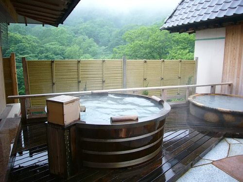 檜風呂と信楽焼陶器の風呂