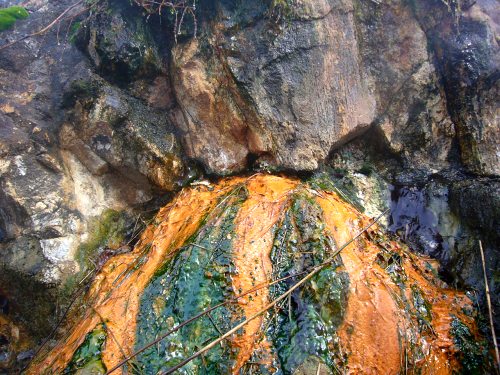 岩盤から湧出する温泉