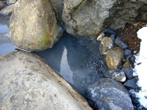 川の岩場に温泉が！
