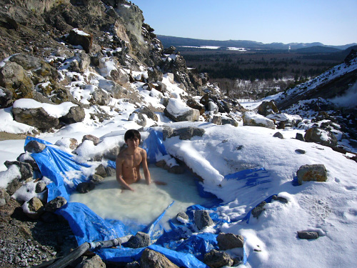 雪の硫黄山温泉