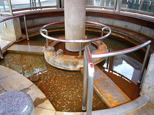 足湯の湯船