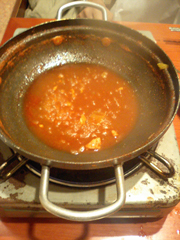 空っぽになった鍋。底に「ガムジャタン」の出汁が出たスープ