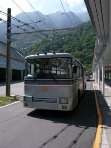 扇沢駅のトロリーバス