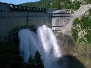 黒部ダムの放水とそれにかかる虹