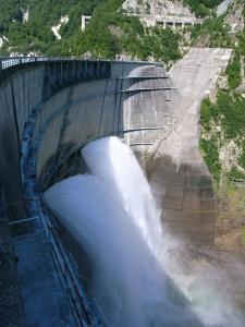 ダムの上から見た黒部ダムの放水