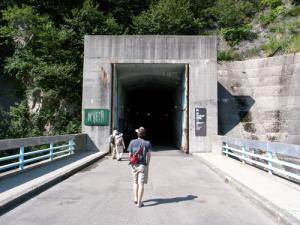 黒部湖駅へ向かうトンネル入口