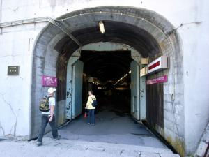 黒部ダム駅へのトンネル入口