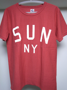 SUNNY SPORTS（サニー スポーツ）のTシャツ。表には「SUN NY」のプリントが