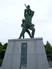 「海への祈り」の青銅像