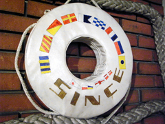 「魚藍亭 よこすか海軍カレー館」の壁に掛かっていた浮き輪