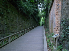 木製の通路が続き、そして煉瓦造りの壁が見える。
