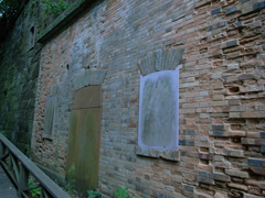 煉瓦作りの壁。元々は兵舎であった。