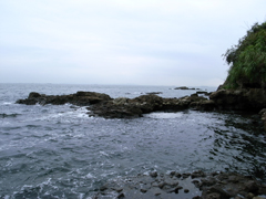 「日蓮洞穴」の磯場から見た海