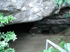 階段の途中にある「日蓮洞穴」