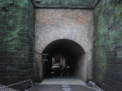 「フランストンネル」の出口。海水浴場側の口に当たる