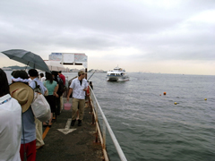 猿島の桟橋で帰りの連絡船を待つ人々