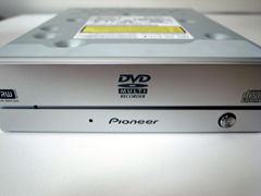PioneerのDVDドライブ「DVR-S15」の本体