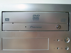 Pioneer製「DVR-S15」を組み込み前面パネルをはめた「abee「AS Enclosure D1」」