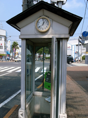 下田市観光協会前の電話ボックス。形が面白い