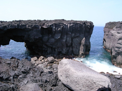 三宅島のメガネ岩