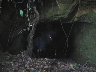 洞窟の線香
