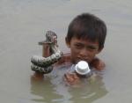 蛇と遊ぶ少年
