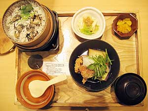 広島産カキのせいろご飯と野菜と鶏の揚げ煮