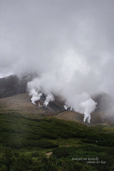 噴煙を上げる旭岳１