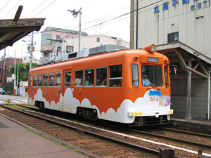 オレンジの雲塗装のモ504号機