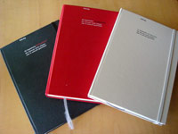 コーテッドの手帳　黒、赤、ベージュ