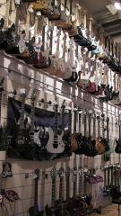 壁にもギターがいっぱい
