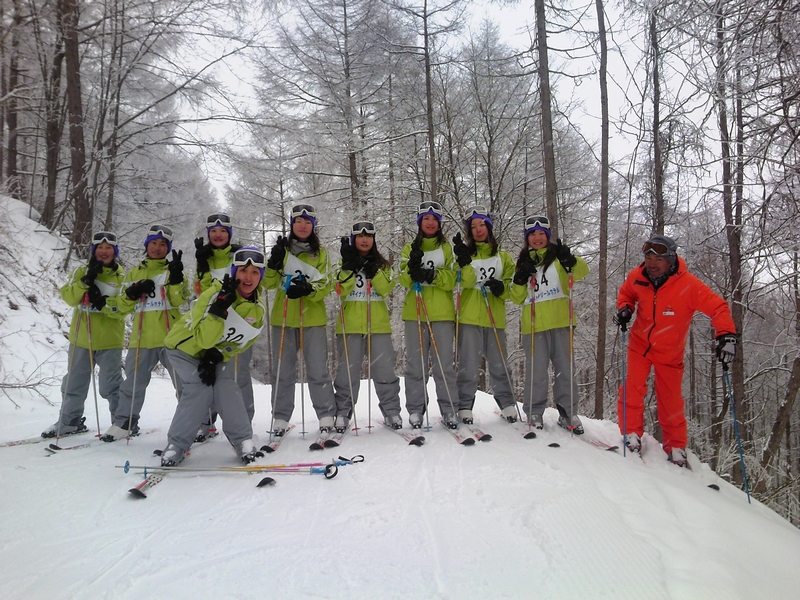 高知商業高校スキー実習女子班写真2