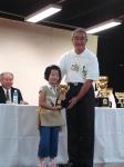 斉藤良美支部長からブラジル支部長杯を受ける米谷選手（左）