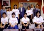 松本市長さん（後列中央）と記念撮影におさまる「そろばん大使」達